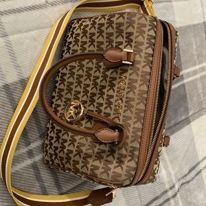 Medium sized Michael Kors handbag